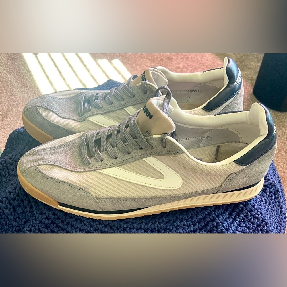 Tretorn Women's Rawlins Sneakers 9.5 Casual Leather White / Navy Memory foam EUC